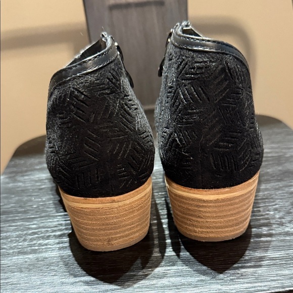 Catherine Malandrino Black Textured Ankle Booties - Picture 6 of 10